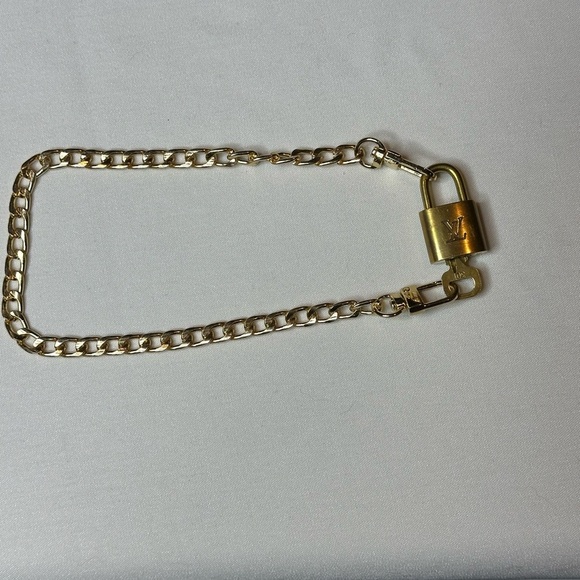 LV CHAIN AND KEY WITH UNBRANDED CHAIN - Picture 2 of 7